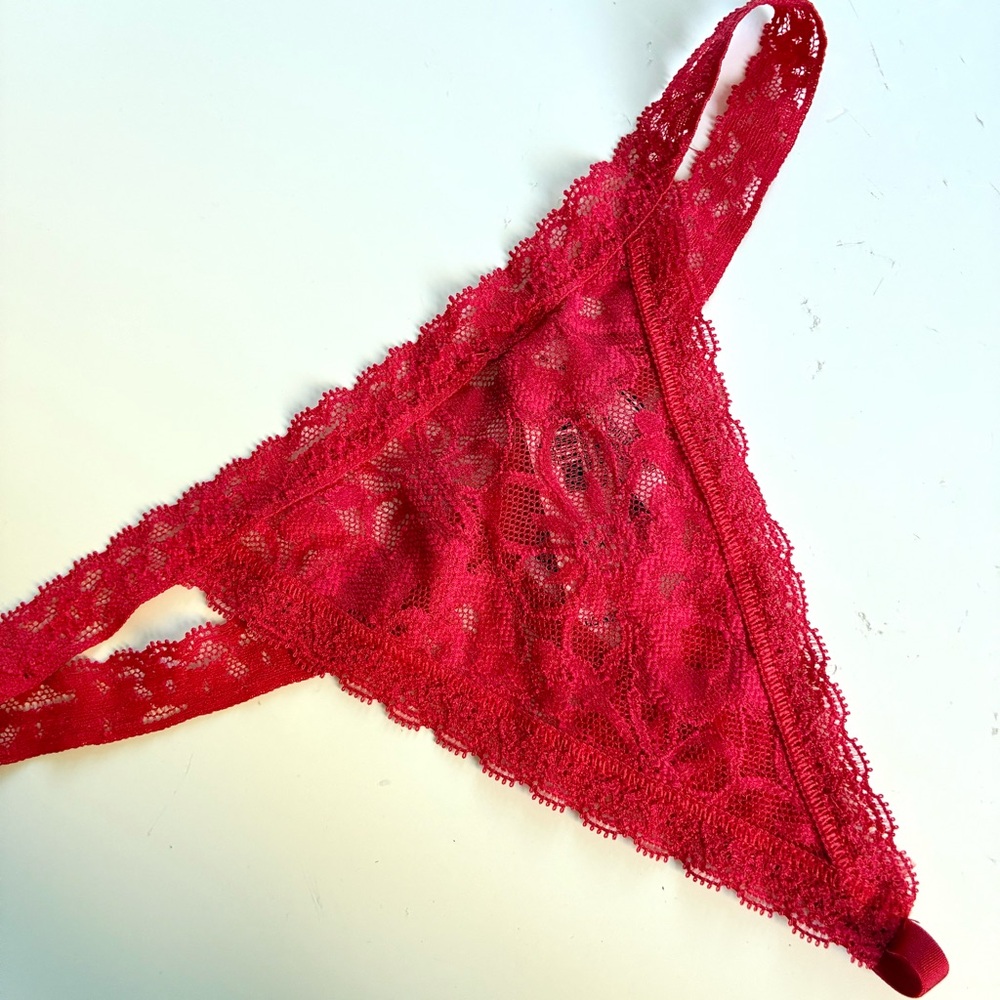 VICTORIAS SECRET red lace thong panty